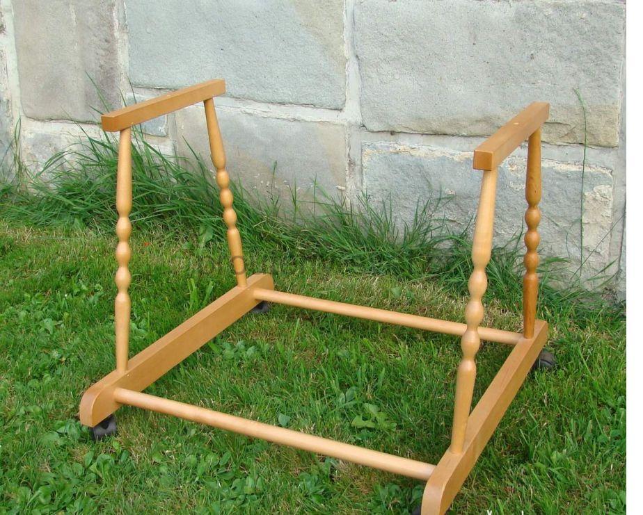 Podstavec pod baby koš - dřevěný - malé kola